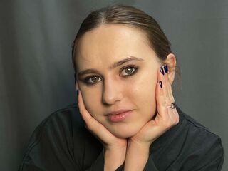 masturbating webcam girl AlanaHowlett