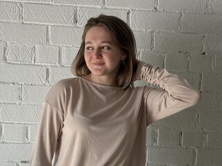 girl showing tits ChristiaBenoy