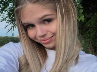 camslut spreading pussy EricaVon