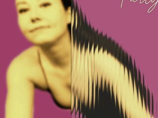 topless webcamgirl LucyLevatto