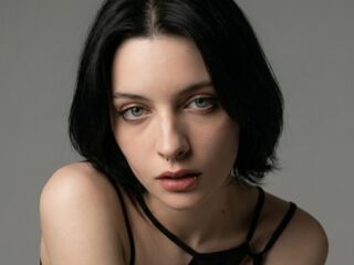 girl showing tits LuisaFinell