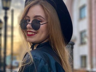 camgirl masturbating with sex toy MaiaOshman