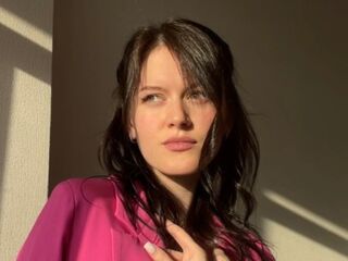 camgirl playing with dildo MaudGuerrido