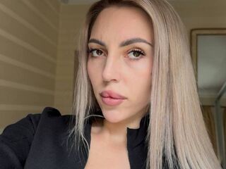 girl showing tits MelisaDee