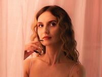 camgirl playing with dildo MoonSeraphine