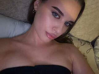 naked cam girl fingering pussy RhiannonJumper