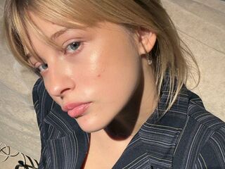 camgirl playing with dildo SoledadMadon