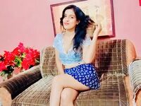 camgirl playing with sex toy TaraLeo